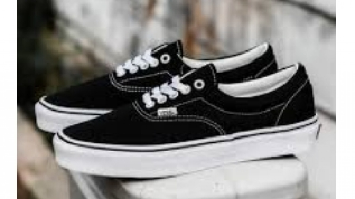 5 Pilihan Sepatu Minimalis untuk Gaya Celana Gombrong, Cocok Dipakai di 2026