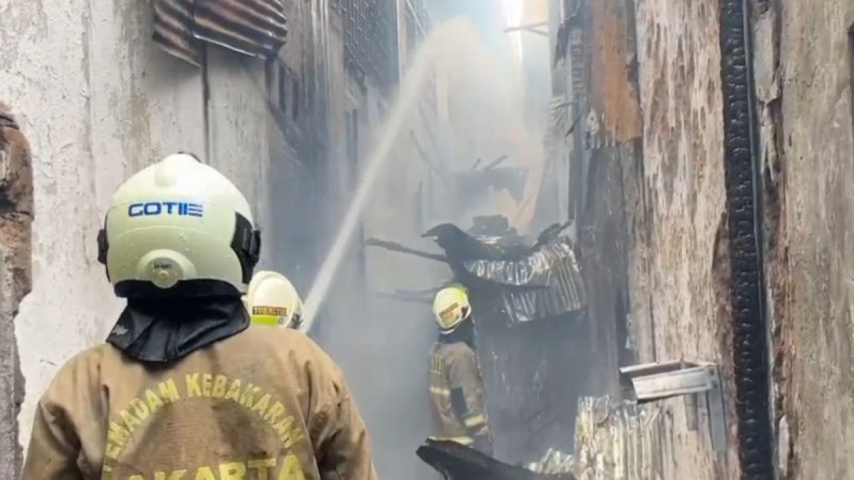 Imbas Tabung Gas Bocor, 2 Orang Luka-luka saat Sejumlah Kios di Jatinegara Terbakar