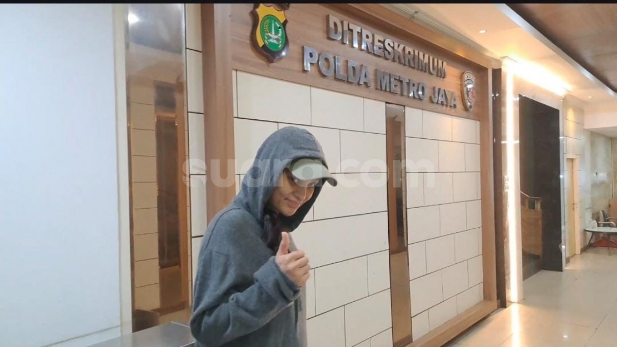 Gunakan Hoodie Dan Topi, Erika Carlina Diperiksa 3 Jam di Polda Metro Jaya