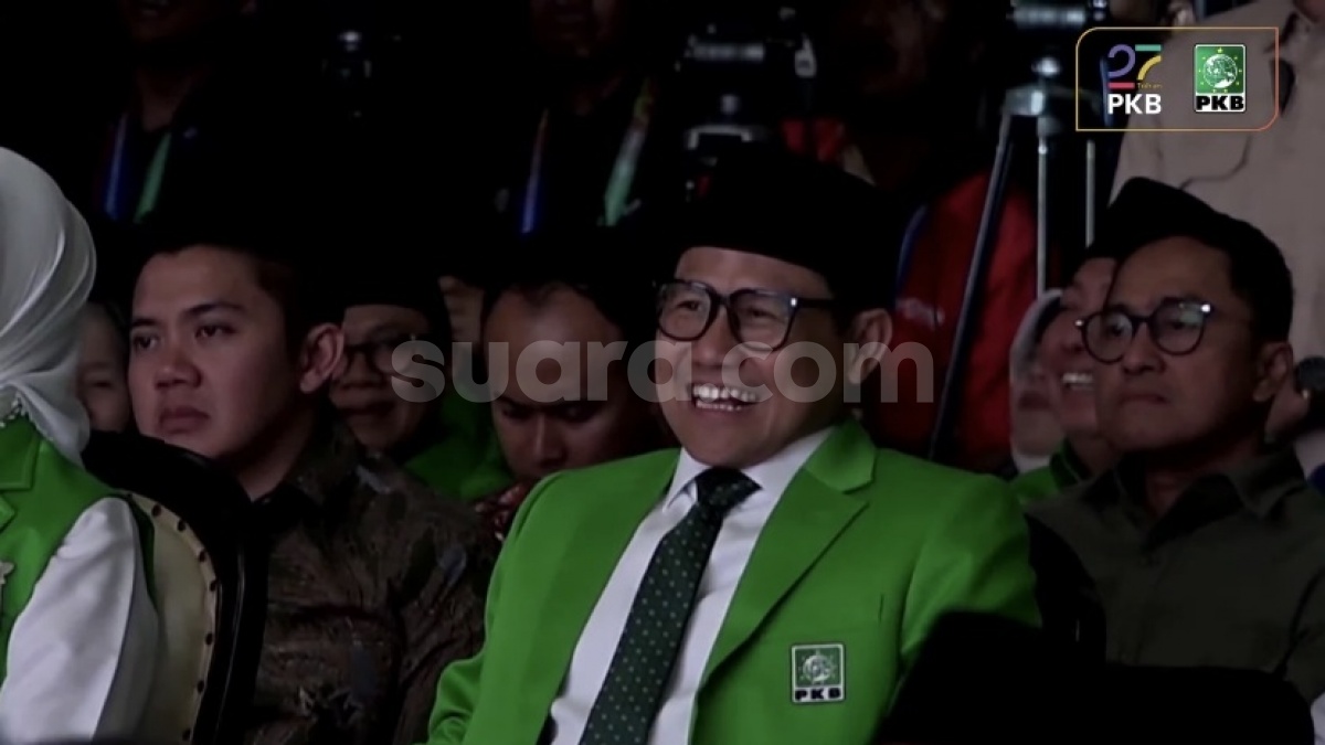 Cak Imin Nyengir Lihat Prabowo Tegur Staf Gegara Cangkir Isi Teh, Padahal Mau Ngopi