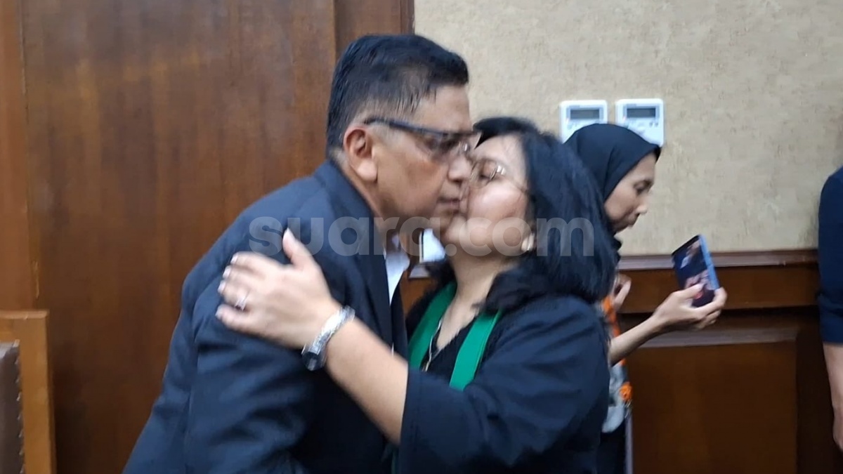 Tanpa Kata, Momen Haru saat Istri Cium dan Elus Hasto Jelang Sidang Putusan