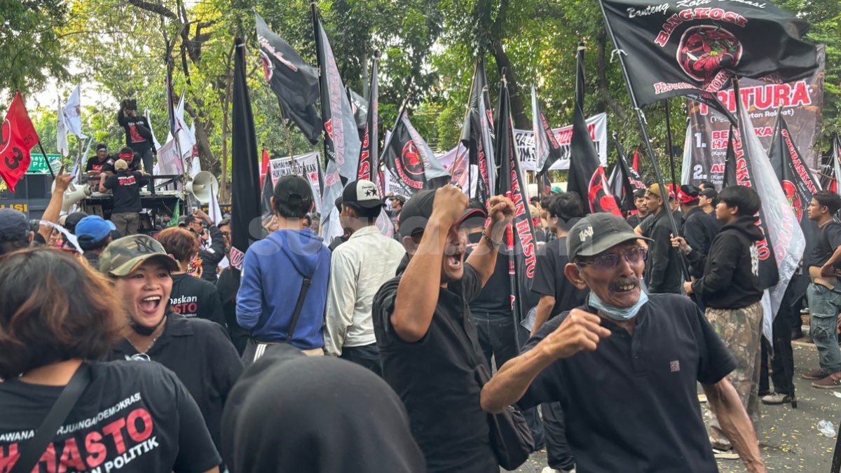 Sudah Bersorak 'Bebas', Massa Pendukung Terkecoh Usai Hasto Divonis 3,5 Tahun Penjara