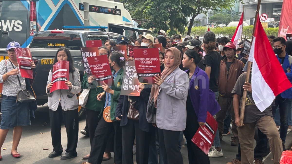 Vonis Hasto Hari Ini, Massa Pro dan Kontra Padati Depan Pengadilan Tipikor Bawa Tuntutan Berbeda