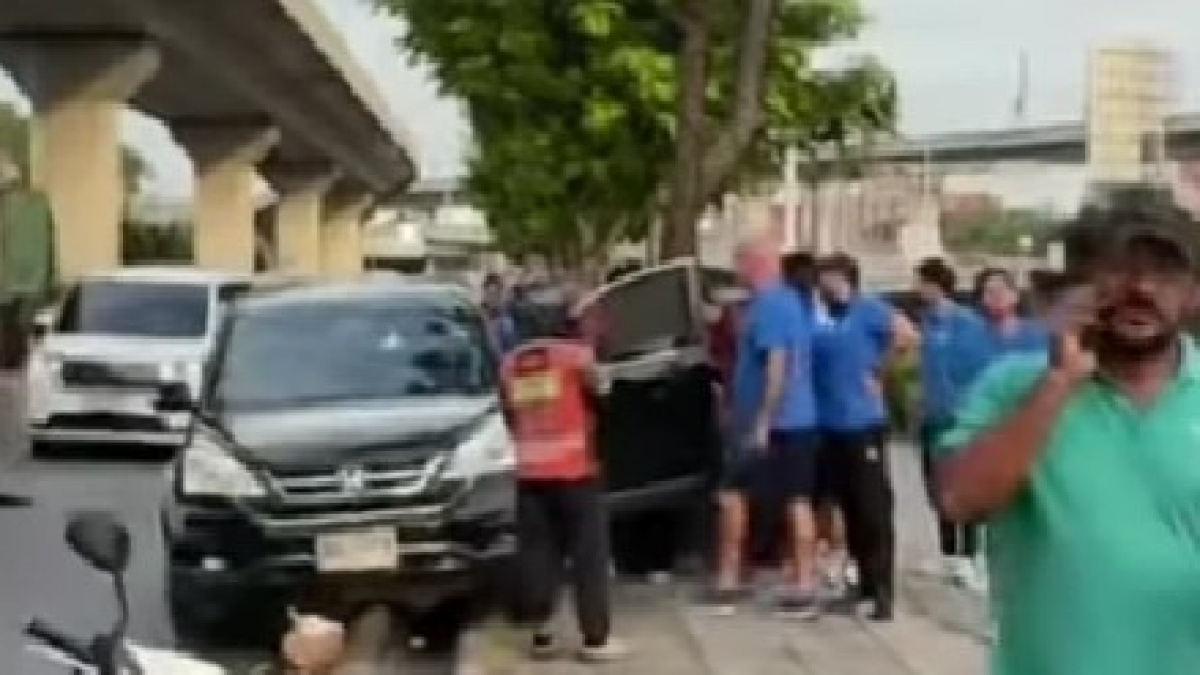 Braakk! Bus Persib Bandung Kecelakaan di Thailand, Pecahan Kaca Berserakan