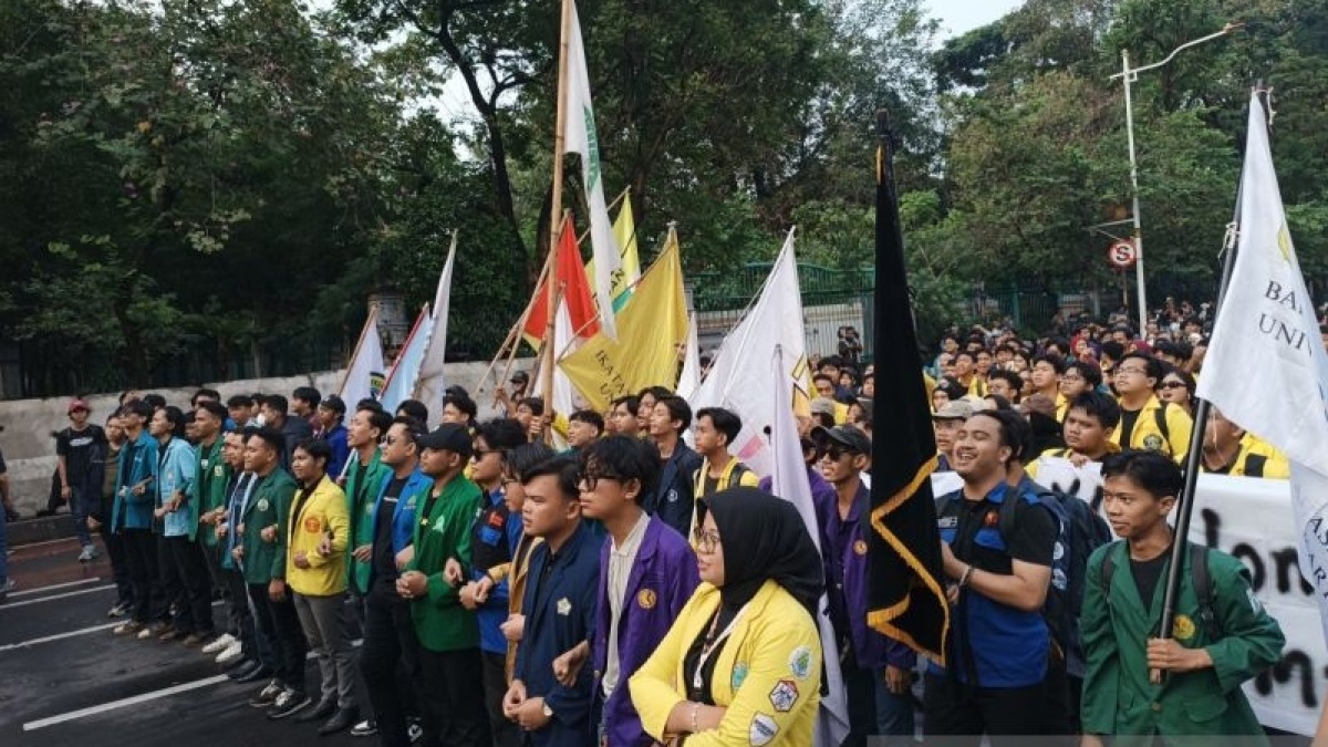 Ngaret dari Jadwal, BEM SI Tetap Gelar Aksi di Depan Gedung DPR RI: Bebaskan Kawan Kami!