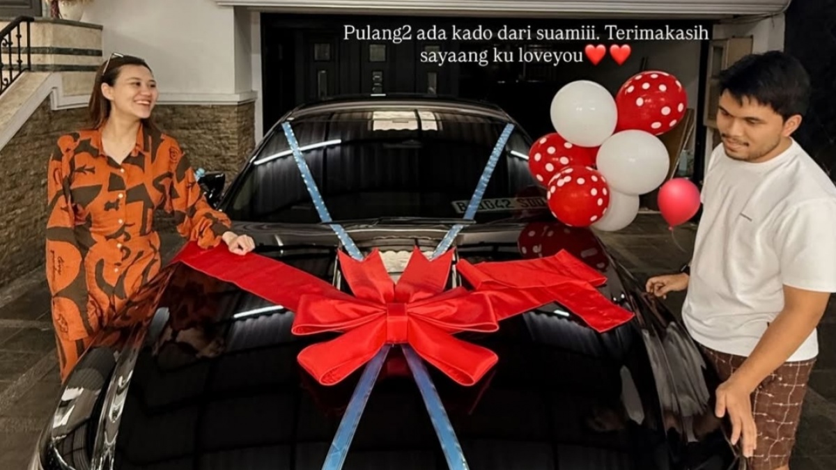 Hadiah Melahirkan Sekaligus Anniversary, Thariq Halilintar Beri Mobil Mewah untuk Aaliyah Massaid!