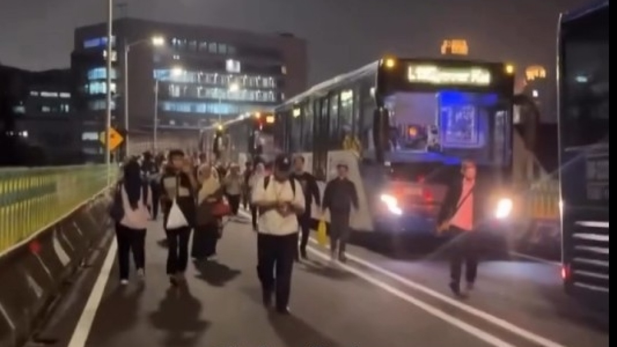 Pasar Taman Puring Kebakaran; TransJakarta Lumpuh, Penumpang Turun Berjalan Kaki di Flyover
