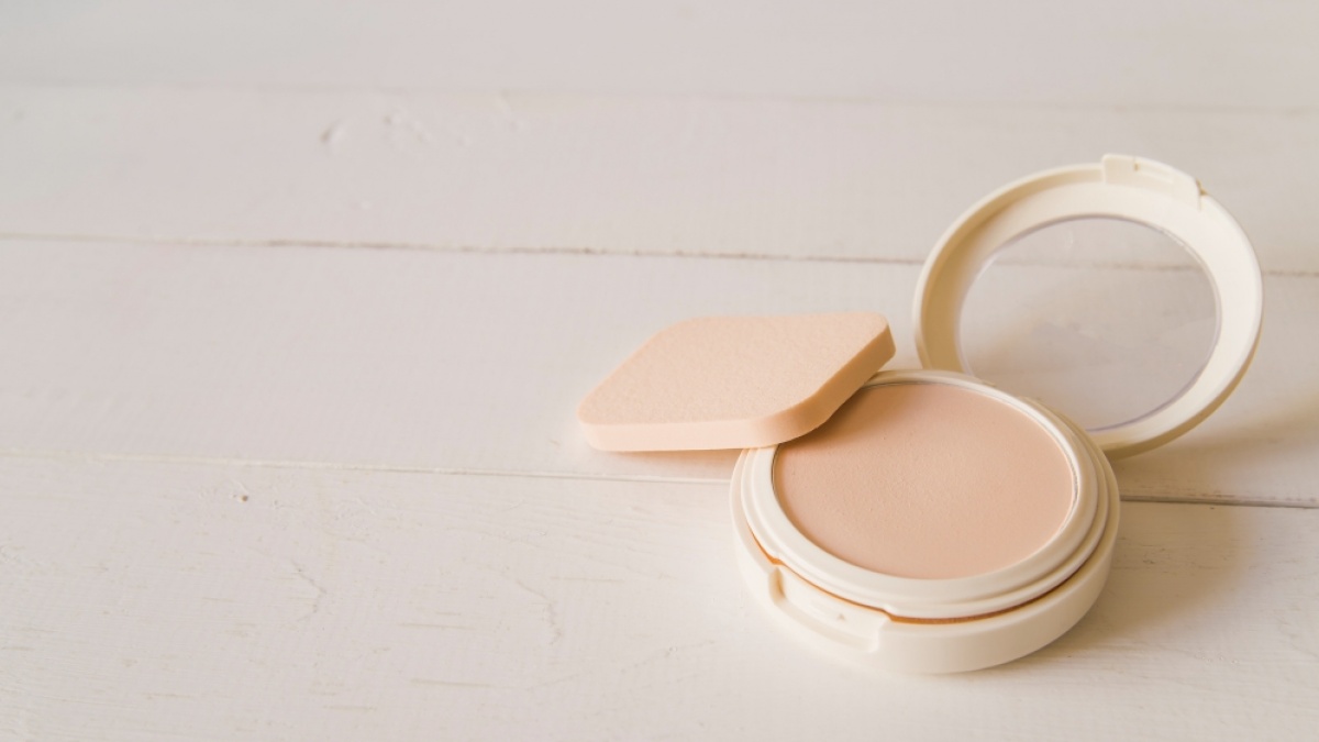 5 Rekomendasi Powder Foundation yang Bagus: High Coverage dan Tahan Lama Mulai Rp50 Ribuan