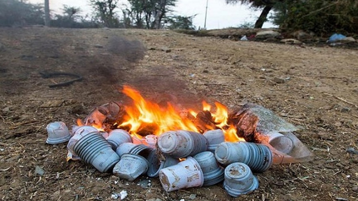 Pemprov DKI Sanksi 44 Warga Nekat Bakar Sampah Sembarangan