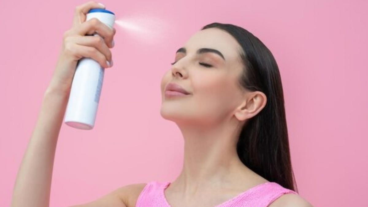 Apa Kelebihan Sunscreen Spray Dibandingkan dengan Sunscreen Krim? Ini 4 Alasannya