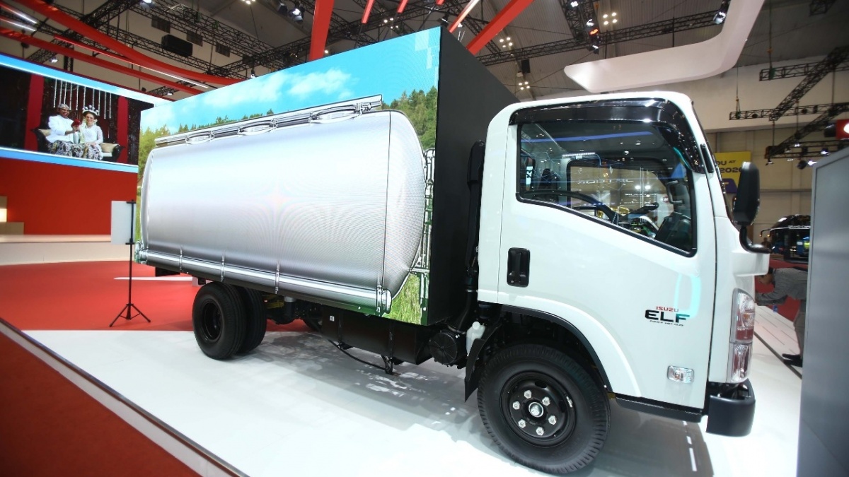Isuzu ELF NMR Hadir dengan LED Display di GIIAS 2025