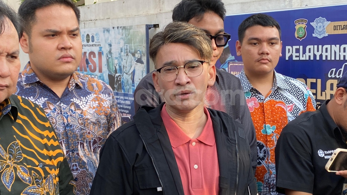 Nikmati Terik Panas Tanah Suci, Ruben Onsu Bahagia Perdana Salat Jumat di Masjid Nabawi