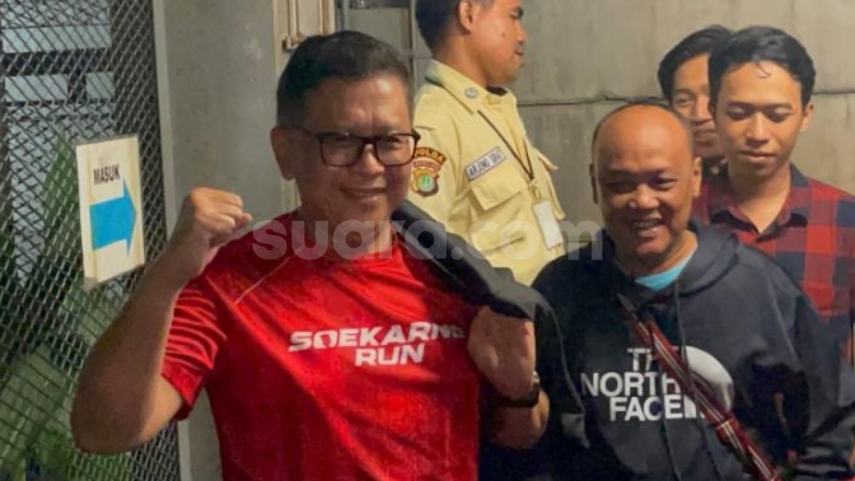 Breaking News: Hasto Resmi Bebas, Kepalkan Tangan dan Pose Sambil Pamer Kaos Bertuliskan Soekarno