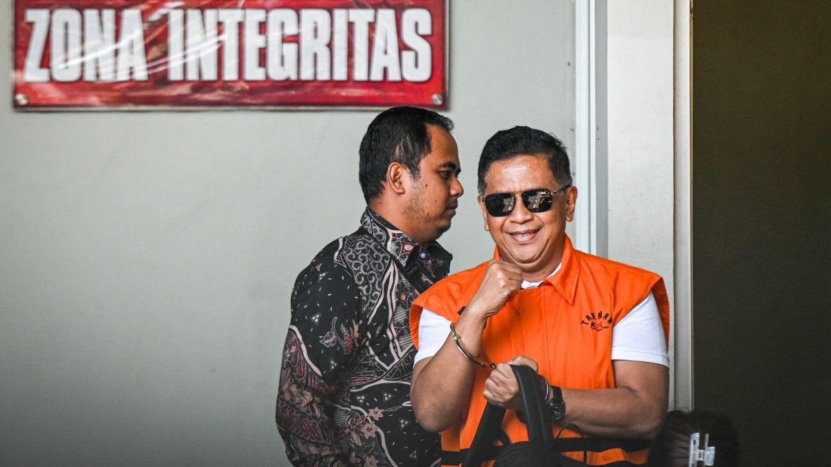 Senyum dan Kepal Tinju Hasto Kristiyanto Setelah Dapat Amnesti