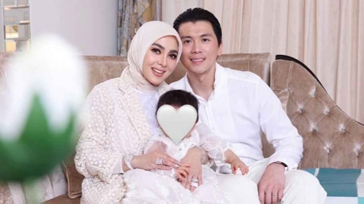 Penyebaran Virus Ternyata Secepat Ini, Pantas Syahrini Lap Tangan ke Jas Suami Usai Pegang Mikrofon