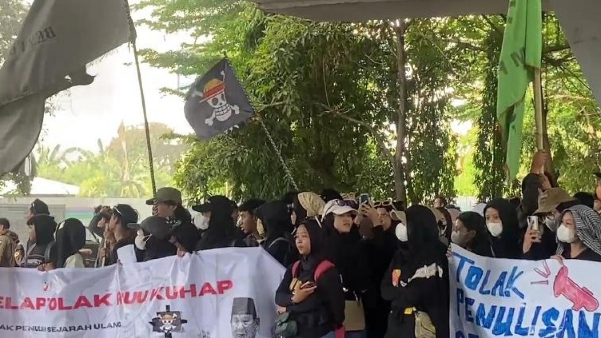 Mahasiswa UNM Makassar Demo, Kibarkan Bendera One Piece