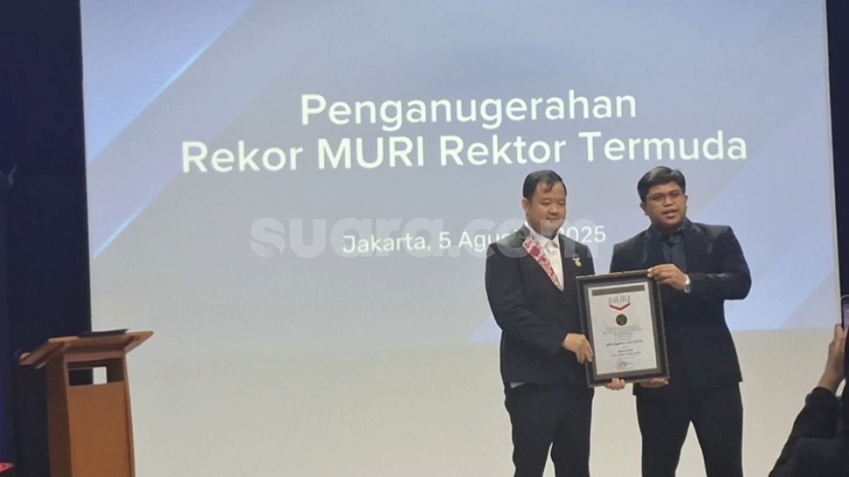 Usia 26 Tahun, Alim Anggono Jadi Rektor Termuda dan Masuk Rekor MURI