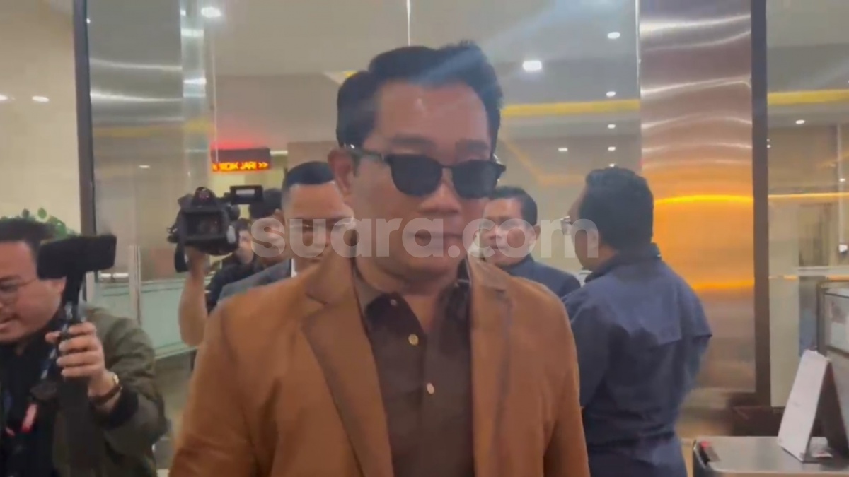 Babak Penentuan di Bareskrim: Senyum Tenang Kang Emil di Balik Kacamata Hitam Nantikan Hasil Tes DNA