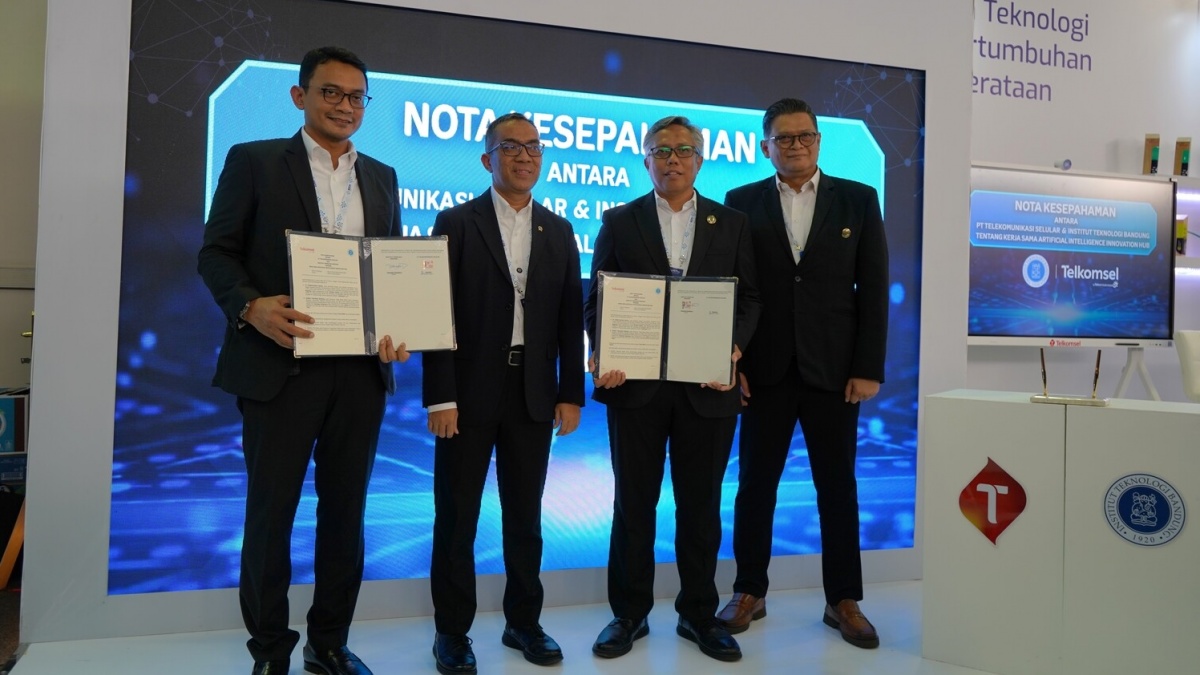 Tandatangani Nota Kesepahaman, Telkomsel dan ITB Hadirkan AI Innovation Hub di KSTI Indonesia 2025