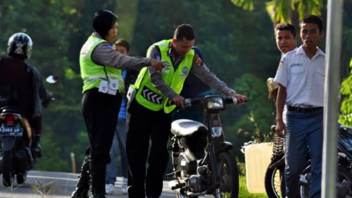 Apa Hukum Uang Damai saat Polisi Razia di Jalan Raya? Ini Sanksinya Menurut Islam