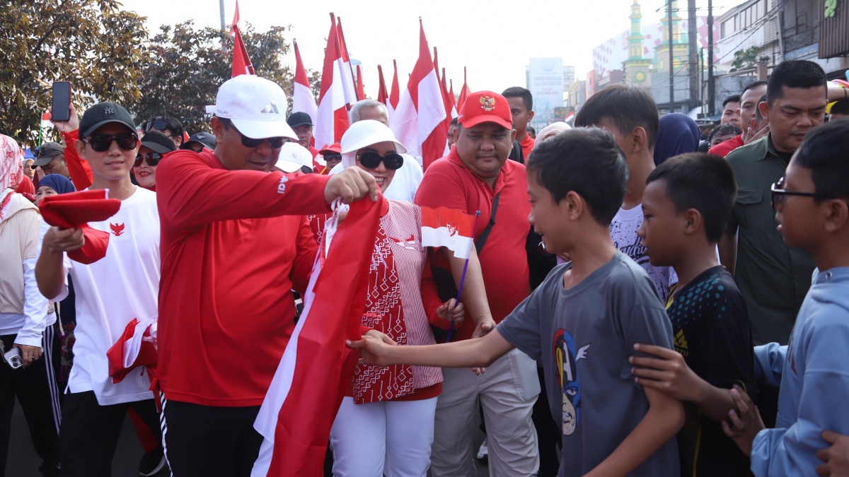 Ribuan Bendera Merah Putih Dibagikan Gratis di Depok