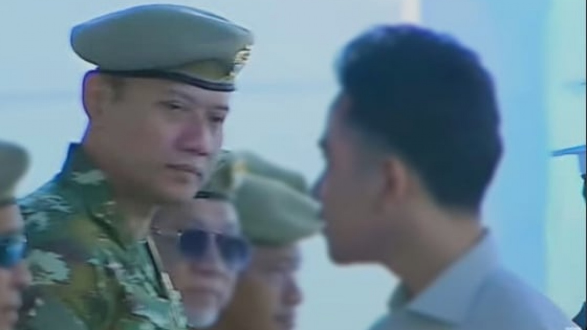 Geger Momen Gibran Ogah Salami AHY, Sinyal Retak di Kabinet? Ini Fakta dan Analisisnya
