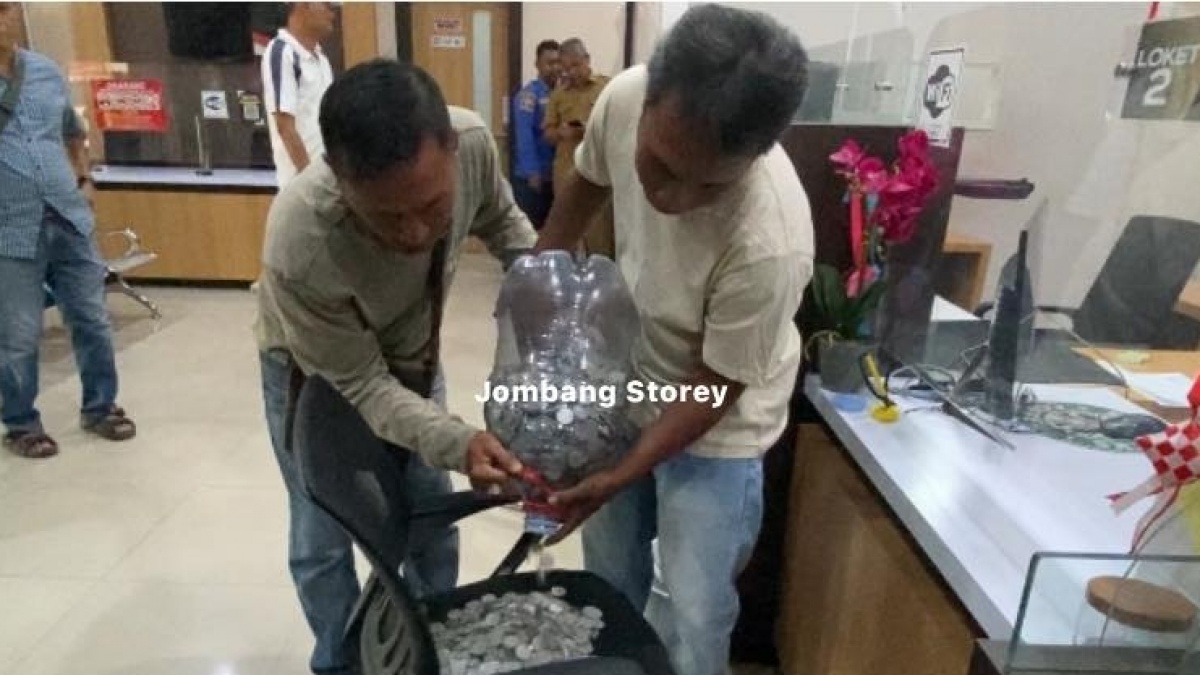 Protes Pajak Naik 400 Persen Pakai Uang Koin Segalon di Jombang: Tagihan Rp400 Ribu Jadi Rp1,2 Juta