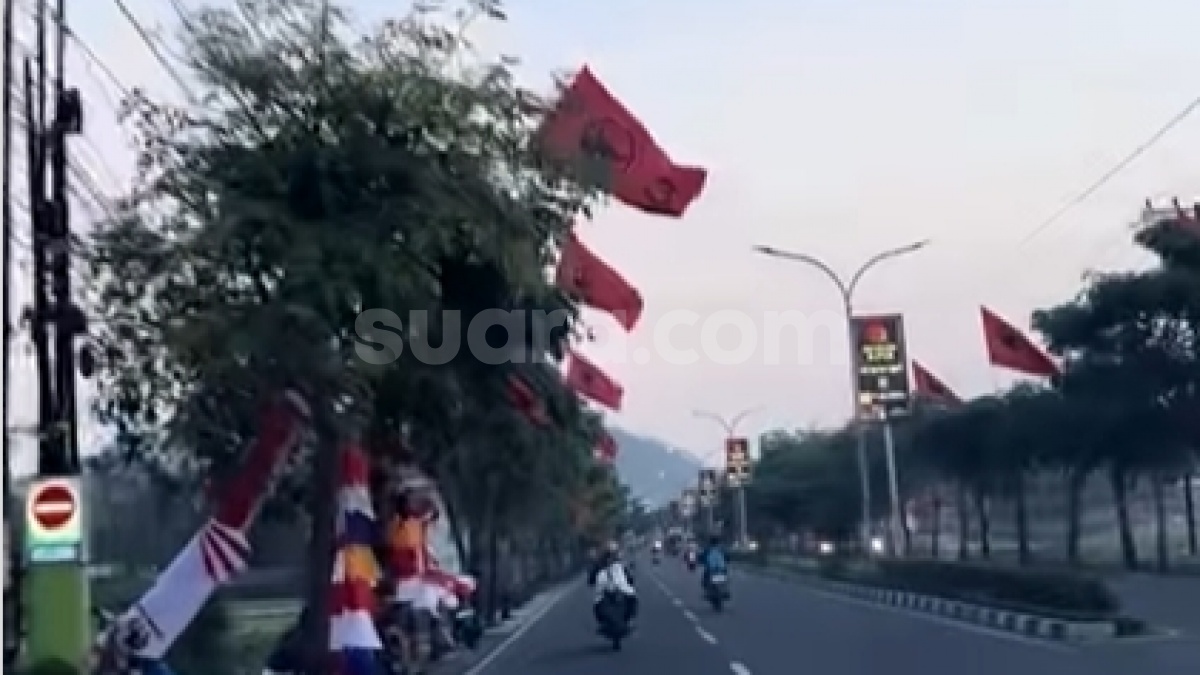 Bendera Partai di Trenggalek Berkibar Lebih Tinggi dari Merah Putih Jelang Hari Kemerdekaan