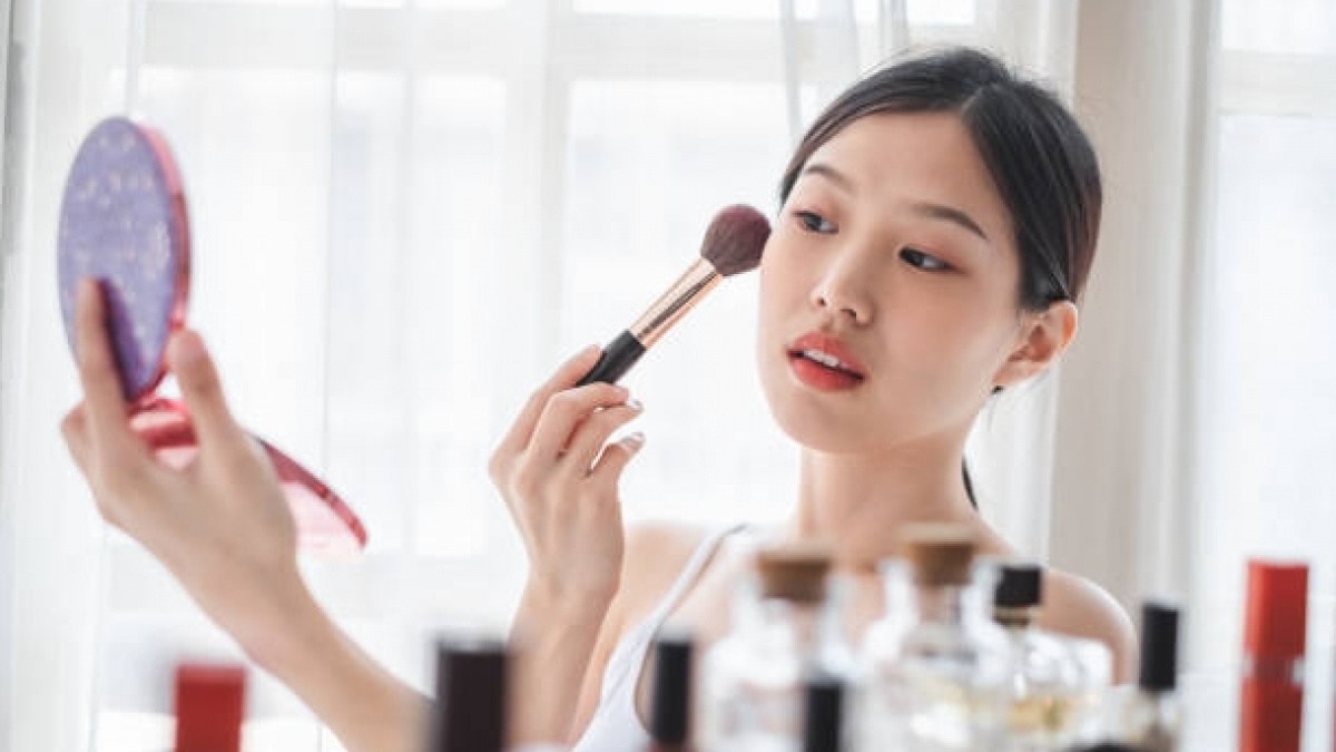 5 Loose Powder Terbaik untuk Kulit Berminyak: Kunci Makeup Anti Kilap dan Tahan Lama