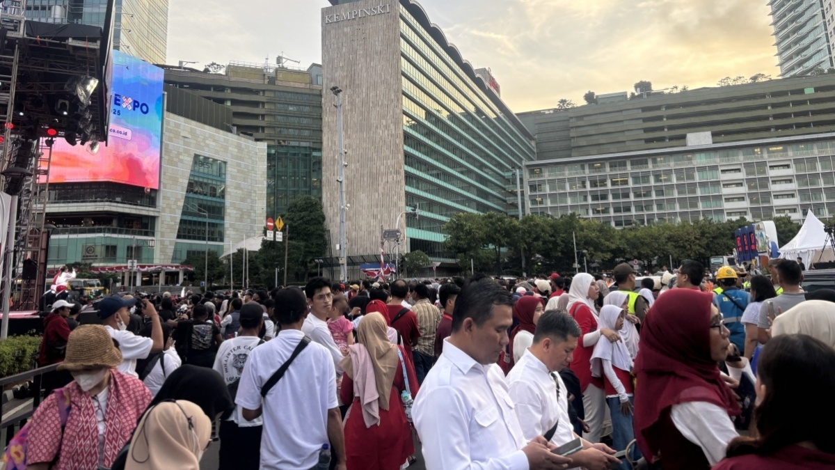 Jelang Karnaval HUT ke-80 RI,Ribuan Warga Ramaikan Pesta Rakyat di Bundaran HI