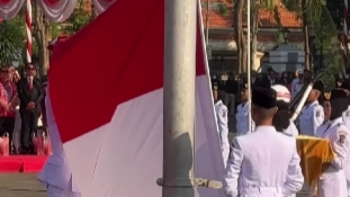 Bikin Degdegan, Detik-detik Merah Putih Terbalik di Balai Kota Surabaya, Ribuan Mata Jadi Saksi