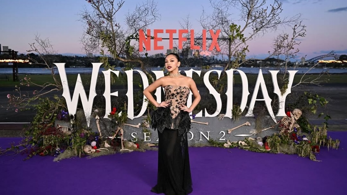 Bikin Bangga, Naura Ayu Wawancara dengan Pemain Wednesday Sambil Kenakan Kebaya