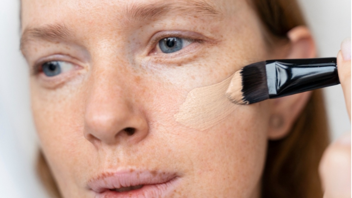 8 Cara Pakai Alas Bedak agar Flawless Tidak Cakey, Ikuti Langkah Ini