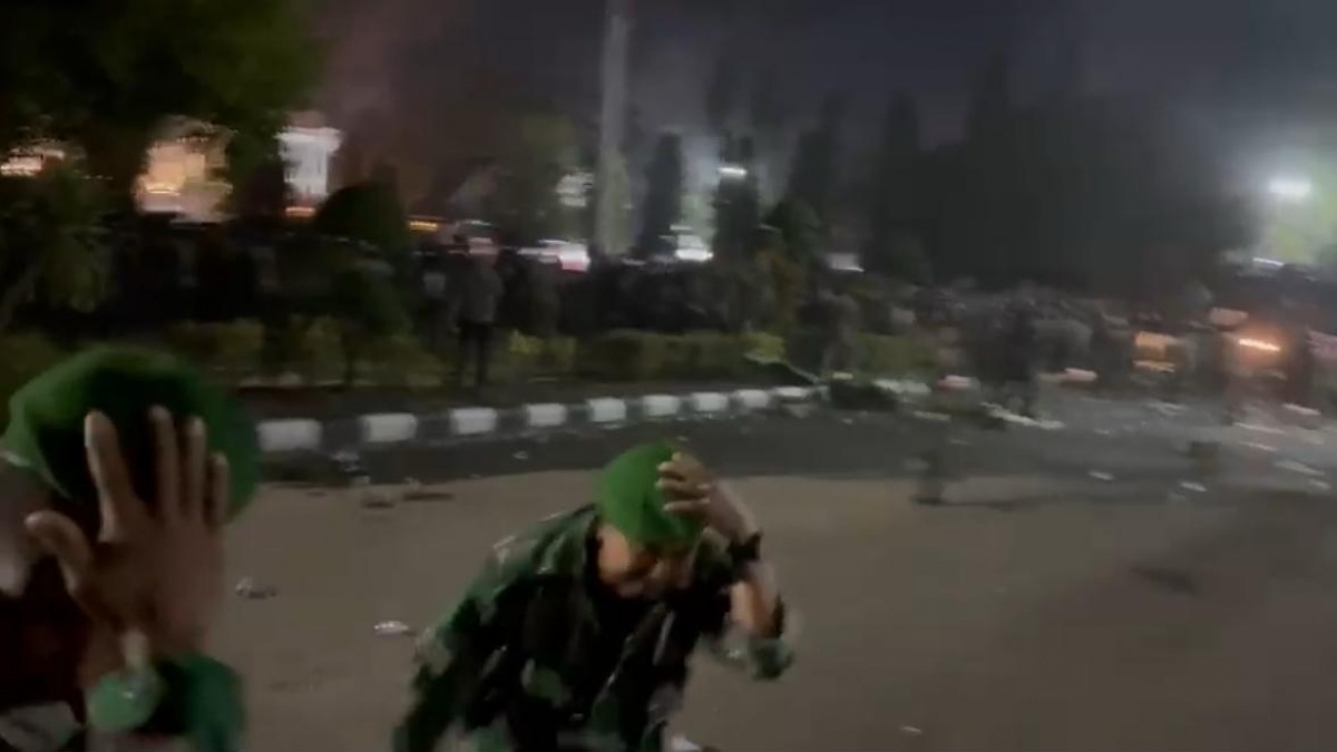 Bentrok! Demo Warga Bone Tolak Kenaikan Pajak PBB Sampai Malam