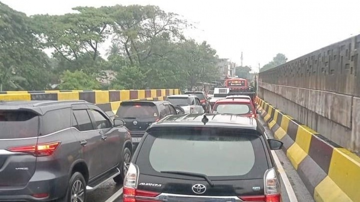 Bukan Hanya Hujan, Polisi Ungkap Penyebab Macet Jakarta Pagi Hari Ini!