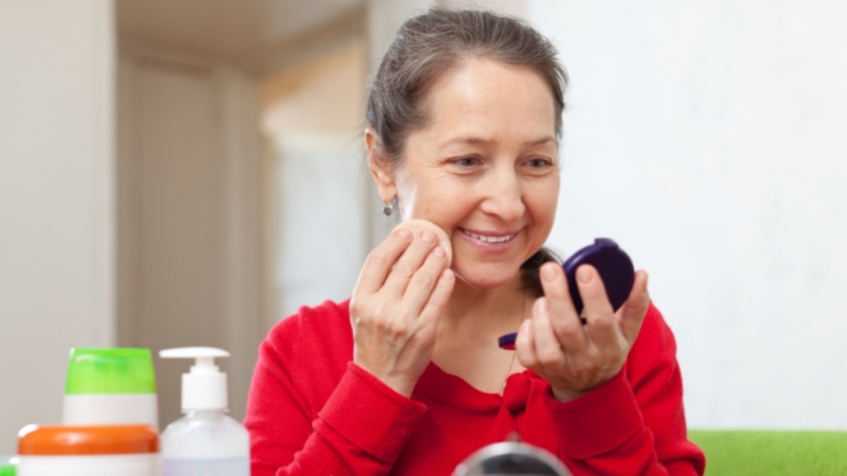 5 Skincare untuk Usia 50 Tahun ke Atas: Samarkan Penuaan, Wajah Segar Seharian