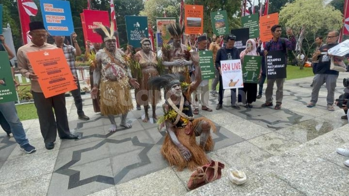 Berlumur Lumpur PSN, Masyarakat Adat Merauke Gelar Ritual di MK: Tolak Proyek Strategis Nasional!