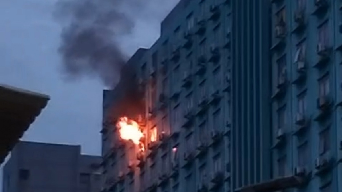 Apartemen City Park Cengkareng Terbakar, Warga Panik Berhamburan Menjauh dari Gedung