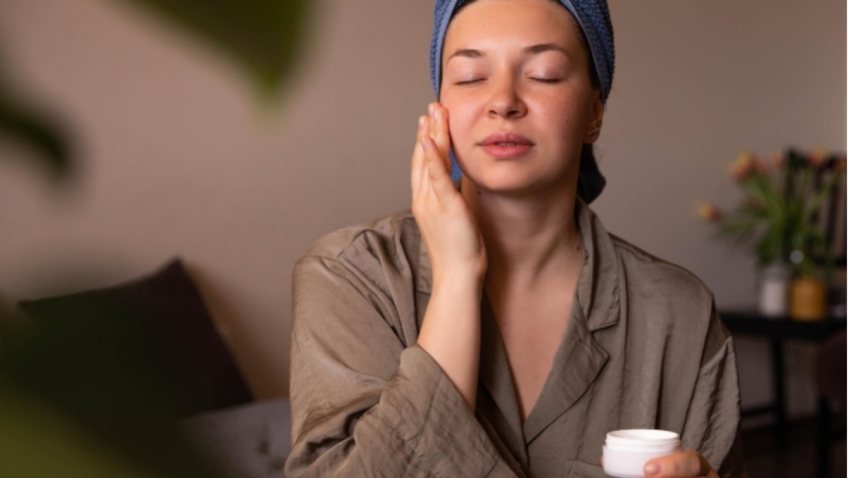 6 Skincare Anti Aging untuk Usia 40 Tahun ke Atas, Wajah Glowing Segar Seharian