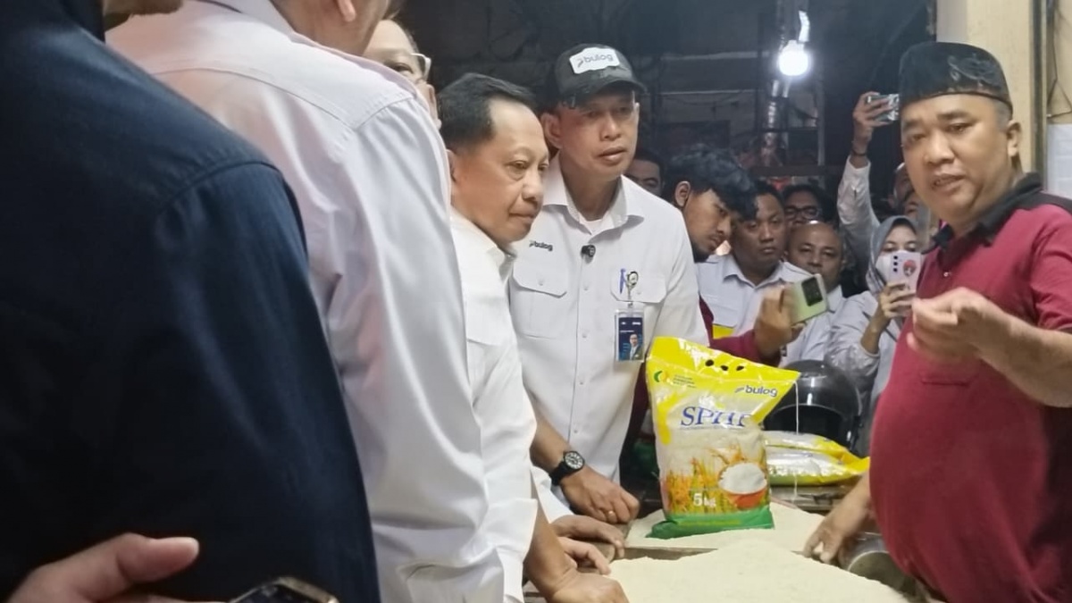 Pastikan Penyaluran Beras SPHP, Dirut Perum Bulog Sidak ke Pasar Rau Serang