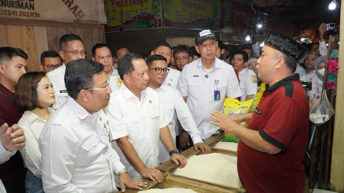 Sidak Penyaluran Beras SPHP di Serang, Mendagri Apresiasi Langkah Bulog