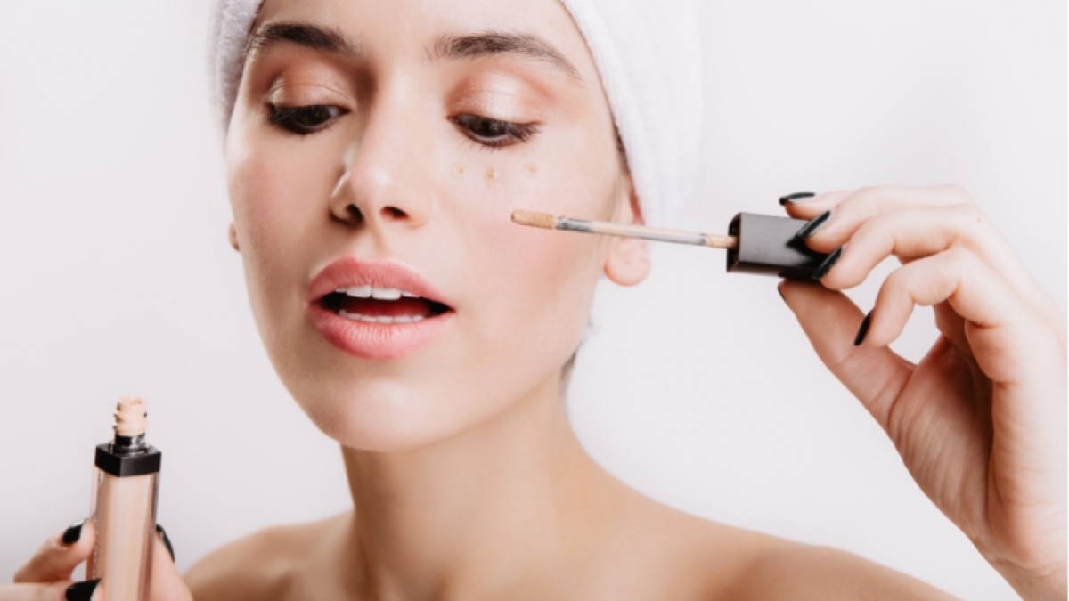 Mana yang Lebih Dulu, Concealer atau Foundation? Ini Urutan Makeup yang Benar