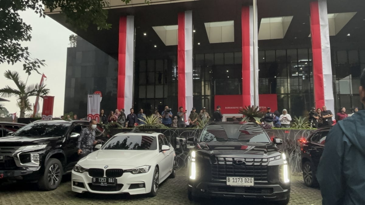 Garasi Wamenaker Noel 'Dikosongkan' KPK, Lobi Gedung Merah Putih Jadi 'Showroom Dadakan'