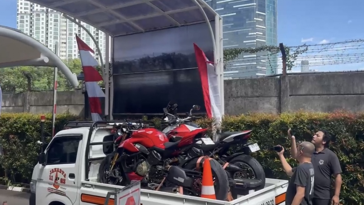 KPK Angkut 2 Motor Ducati yang Disita dari OTT Wamenaker Noel ke Gedung Merah Putih