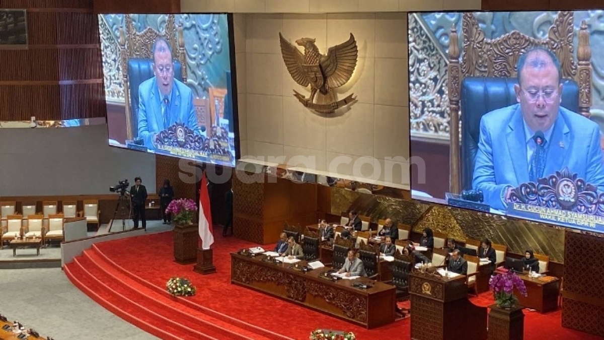 Tok! Resmi Inosentius Samsul Disetujui DPR Jadi Hakim MK Pengganti Arief Hidayat