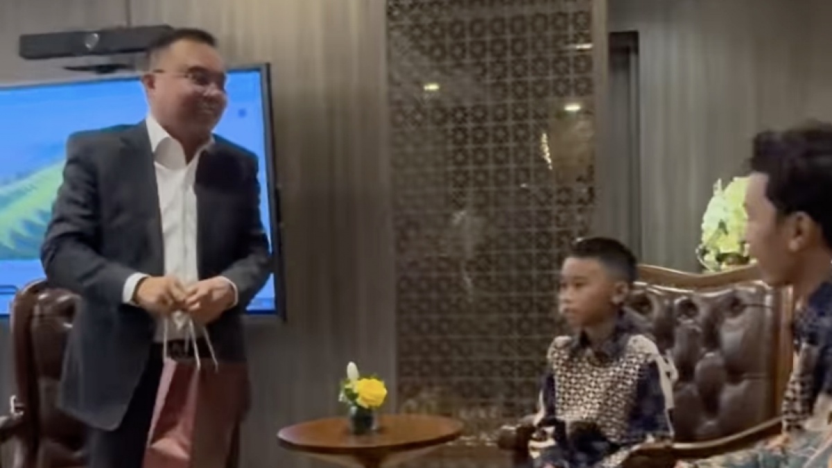 Dasco Kasih Kado ke Bocah SD yang Selamatkan Merah Putih saat HUT RI