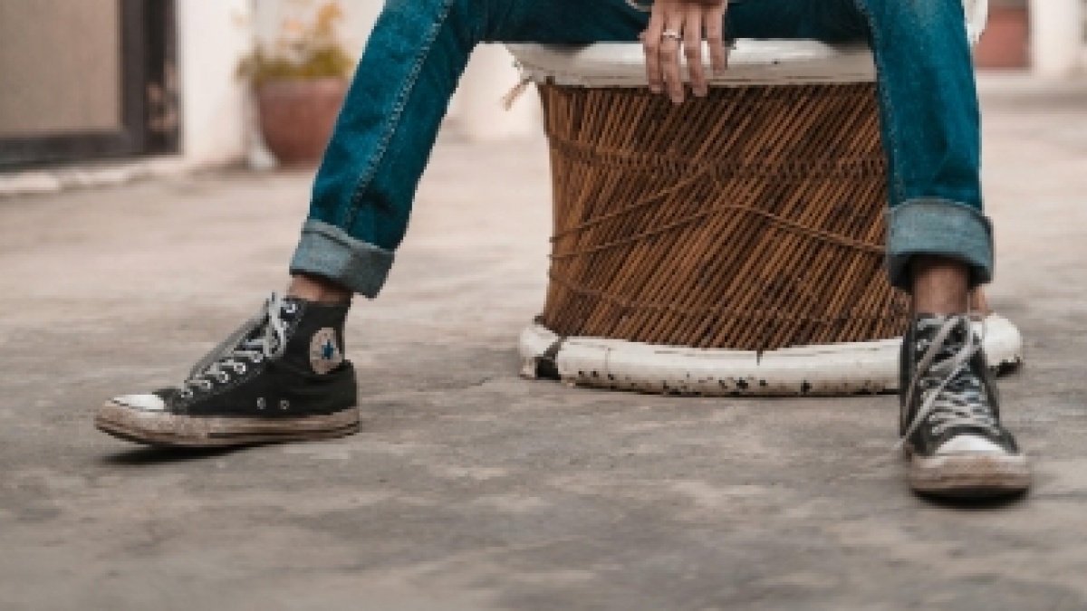 7 Cara Merawat Sepatu Kanvas Hitam agar Tidak Pudar Setelah Dicuci