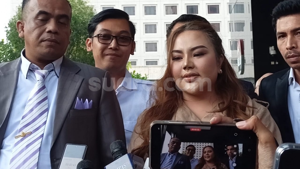 Lisa Mariana Absen Pemeriksaan karena Sakit tapi Kepergok Live TikTok, Apa Kata Pengacara?
