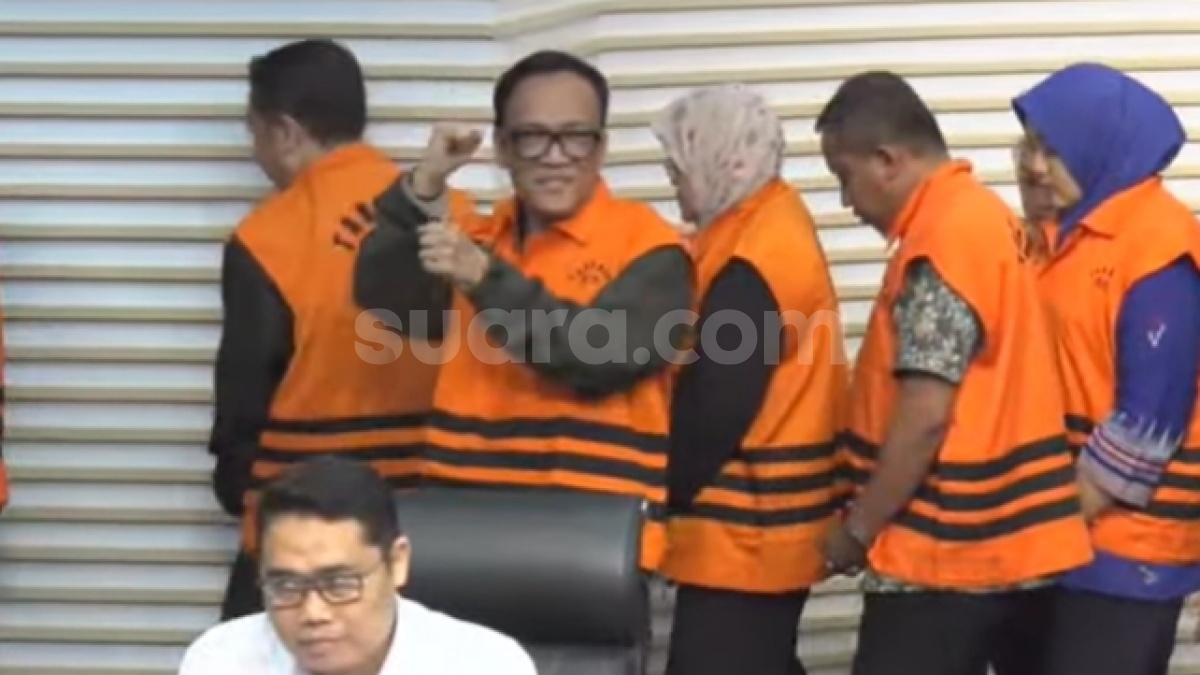Drama Wamenaker Noel di KPK: Nangis Pakai Rompi Oranye, Mendadak Senyum Sambil Kepalkan Tangan