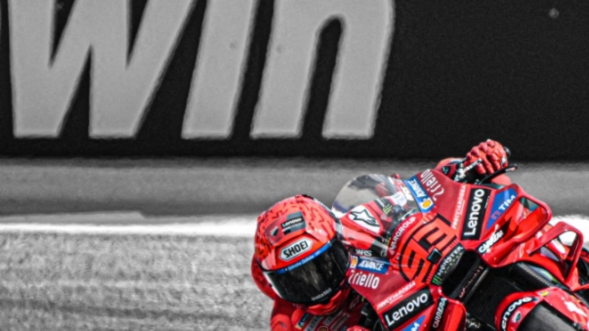Tak Terbendung! Marc Marquez Kuasai Balaton Park, Bezzecchi Keok di Tengah Duel